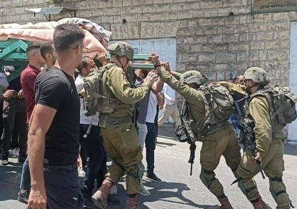 كما حدث مع شيرين..الاحتلال الاسرائيلي يهاجم جنازة مواطنة فلسطينية في الخليل
