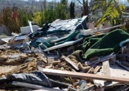 قوات الاحتلال تجرف اراضي وتهدم خيمة وجدران وبئر في بيت جالا وبتير