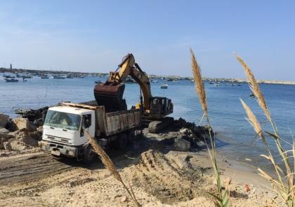 وزارة الأشغال تواصل أعمال تعميق حوض ميناء غزة وإزالة الأتربة منه