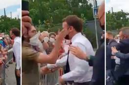 فيديو : شاب يصفع الرئيس الفرنسي "ماكرون" على وجهه خلال رحلة داخلية