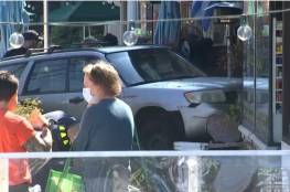 امرأة تقتحم مطعما بسيارتها من أجل "بسكويته"