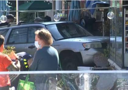 امرأة تقتحم مطعما بسيارتها من أجل "بسكويته"