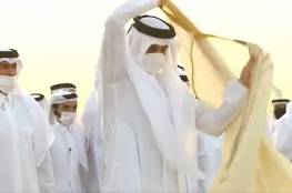 بالفيديو: أمير قطر  يقلب ردائه على الملأ ويرتديه بالمقلوب!  