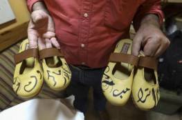 فلسطيني يختم بالخط العربي اسمي ترامب وماكرون على أحذية يصنعها يدويا