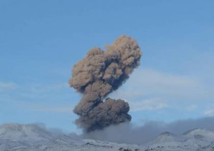 بركان في جزر الكوريل يقذف قنبلة ضخمة