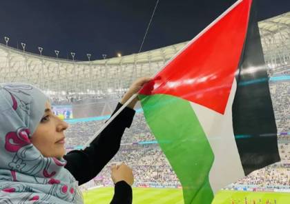 صورة: توكل كرمان ترفع علم فلسطين بالمونديال وتكتب: "أنا دمي فلسطيني"