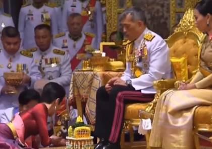 شاهد ..ملك تايلاند يتزوج عشيقته بحضور زوجته الملكة 