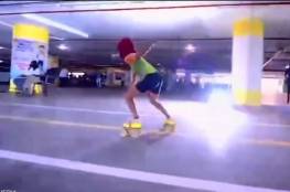 بالفيديو: طفلة تدخل "غينيس" بالتزلج تحت 20 سيارة