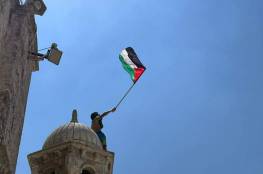 بعد الصلاة.. رفع علم فلسطين في المسجد الأقصى
