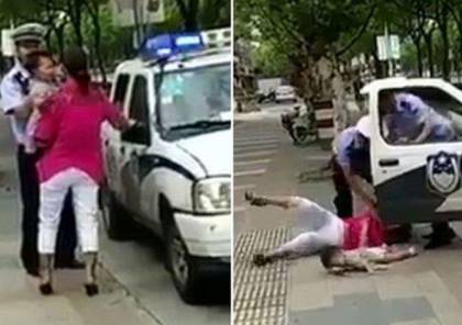 فيديو: ضابط يضرب امرأة بوحشية ويوقعها أرضاً مع طفلتها!