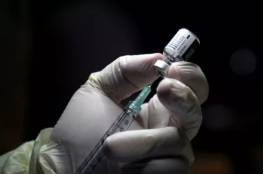 طبيب يقدم نصائح للراغبين بالتطعيم ضد كوفيد-19
