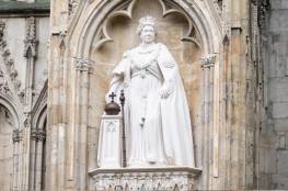 كواليس أكبر تمثال للملكة إليزابيث وسر نحته لمدة 5 سنوات