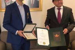 سفيرنا لدى النمسا يسلم وسام ياسر عرفات للشجاعة لشاب فلسطيني تقديرا لشجاعته