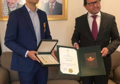 سفيرنا لدى النمسا يسلم وسام ياسر عرفات للشجاعة لشاب فلسطيني تقديرا لشجاعته