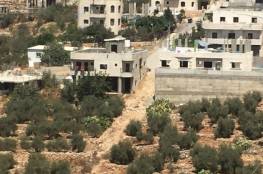 الاحتلال يخطر بوقف العمل في مسجد و9 منازل ومنشأتين غرب بيت لحم