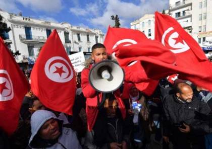  آلاف التونسيين يتظاهرون ضد الرئيس قيس سعيد (صور وفيديوهات)