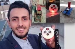 شاب من غزة يخترع "ميدالية كورونا الذكية" للحفاظ على التباعد في الأماكن العامة