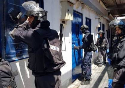قوات القمع تستخدم الذخيرة الحية ضد الأسرى في النقب
