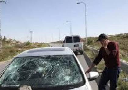 مستوطنو "يتسهار" يرشقون سيارات الفلسطينيين بالحجارة لمنعهم من استخدام الطريق الالتفافي