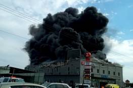 اندلاع حريق هائل في مجمع تجاري بمدينة قلنسوة (صور وفيديو)