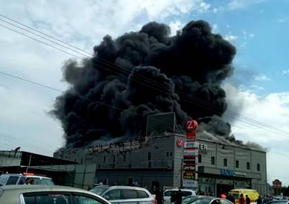 اندلاع حريق هائل في مجمع تجاري بمدينة قلنسوة (صور وفيديو)