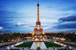 البرق يضرب برج إيفل في باريس (صور)