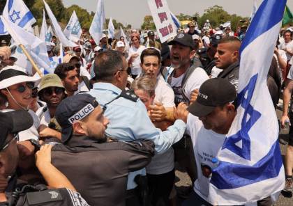 شاهد: صدامات بين مسيرة عائلة الأسير غولدن والشرطة الإسرائيلية 