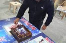 شاهد: مواطن فلسطيني يحتفل بعيد ميلاد الملك عبد الله الثاني الـ59 على طريقته الخاصة 