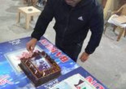 شاهد: مواطن فلسطيني يحتفل بعيد ميلاد الملك عبد الله الثاني الـ59 على طريقته الخاصة 