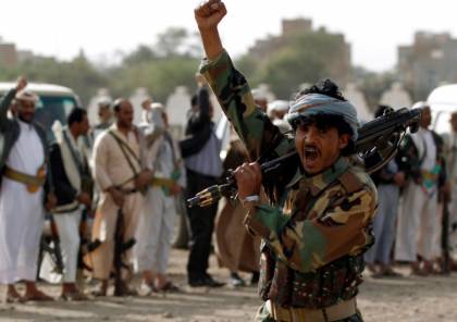 "وول ستريت": الحوثيون يطلقون سراح رهينتين أمريكيين