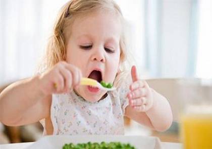 لماذا يقذف الأطفال الصغار أطباق الطعام المقدمة لهم؟