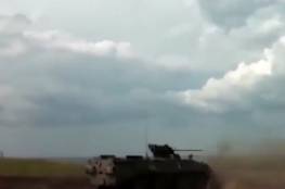 شاهد: معركة بين ناقلتي جنود روسية وأمريكية في أوكرانيا (فيديو)