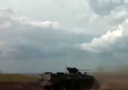 شاهد: معركة بين ناقلتي جنود روسية وأمريكية في أوكرانيا (فيديو)