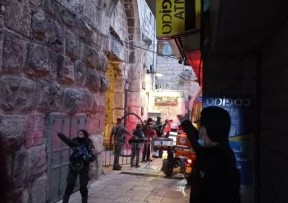 الاحتلال يعدم شاباً فلسطينيا بزعم طعنه شرطيين اسرائيليين في القدس (فيديوهات)