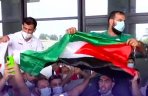 محملا على الأكتاف وبأهازيج فلسطين..هكذا استقبل الجزائريون بطلهم نورين بعد رفضه مواجهة لاعب إسرائيلي