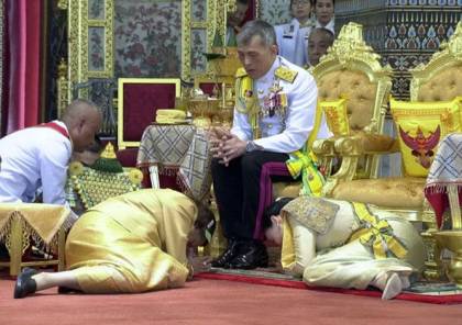 رغم تفشي كورونا ببلاده .. ملك تايلاند ينعزل مع 20 امرأة بألمانيا
