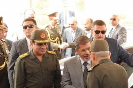 تفاصيل جديدة قبل عزل مرسي.. "السيسي سلم سلاحه قبل لقاء الرئيس المعزول" (فيديو)