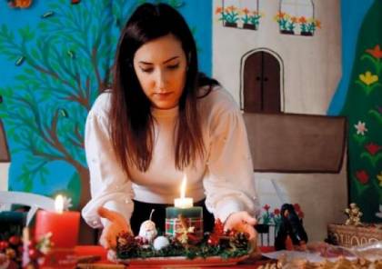 غادة كاباتايس .. معلمة فنون فلسطينية تضيء شموعاً تصنعها يدوياً لعيد الميلاد