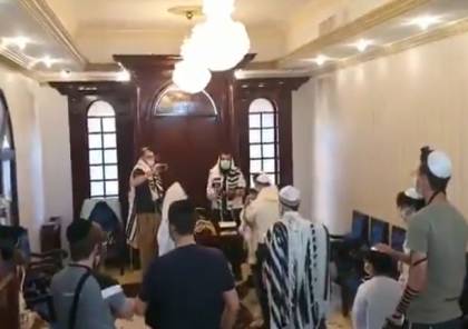 مجموعة من اليهود يحيون طقوس البلوغ في الإمارات (فيديو)