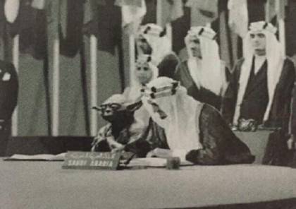 كائن غريب بجوار الملك فيصل يضع "التعليم السعودي" في مأزق!