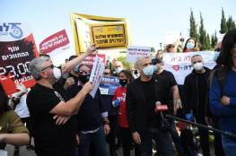 طرد لابيد من تظاهرة إسرائيلية تطالب بتعويض العمال