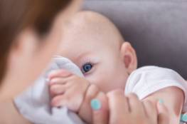 الرضاعة الطبيعية تعالج وتقي من كورونا بنسبة 98%