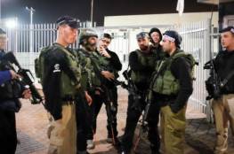 ضباط أمن المستوطنات يأخذون القانون باليد ويوجهون بنادقهم نحو صدور الفلسطينيين