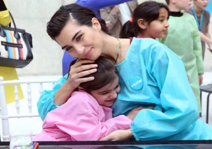 بالصور: الممثلة التركية "لميس" تقضي يوماً في المتحف مع أطفال سوريا