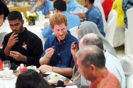 الأمير "هاري" يتناول الإفطار مع مسلمين في سنغافورة (صور)