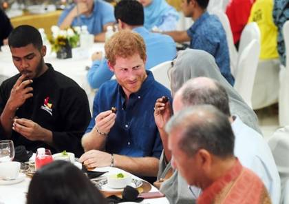 الأمير "هاري" يتناول الإفطار مع مسلمين في سنغافورة (صور)