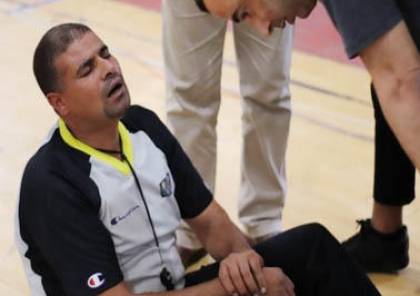 إصابة الحكم الدولي حمدان في مباراة دير البلح وغزة الرياضي