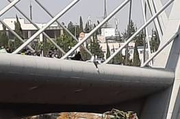 فيديو .. فتاة تحاول الانتحار من جسر عبدون المعلق في عمان