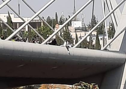 فيديو .. فتاة تحاول الانتحار من جسر عبدون المعلق في عمان