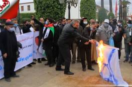 محتجون في المغرب يحرقون علم إسرائيل اعتراضا على تطبيع العلاقات معها